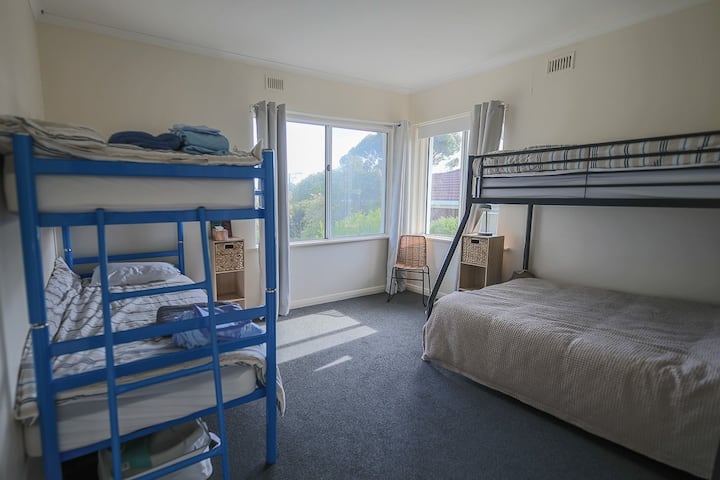 ห้องนอนสองชั้นฟูกนอนใหม่มีผ้าปูที่นอนดูนาและผ้าขนหนูให้  