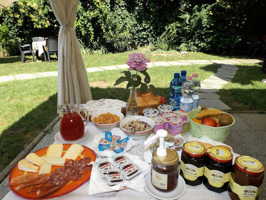 colazione dolce e salata servita in giardino