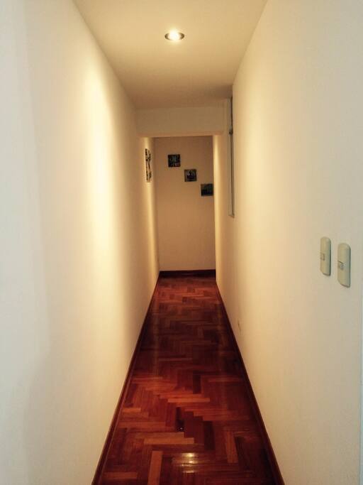 PASILLO DIVIDE AREA SOCIAL DE HABITACIONES