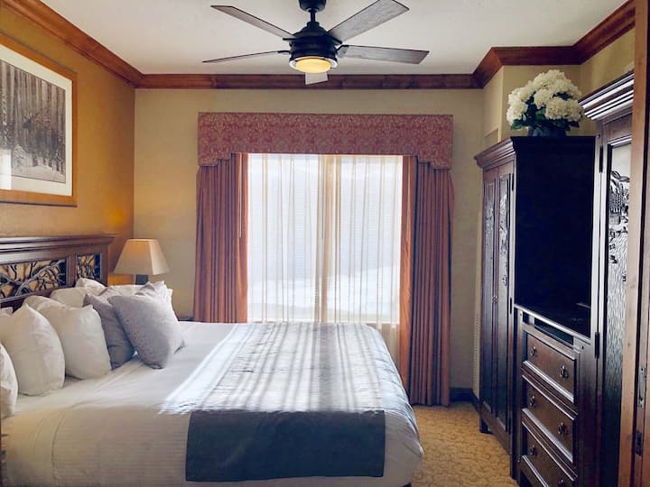 Დიდი ზომის საწოლი ბრტყელეკრანიანი ტელევიზორით და ლამაზი ხედებით მთებზე!!