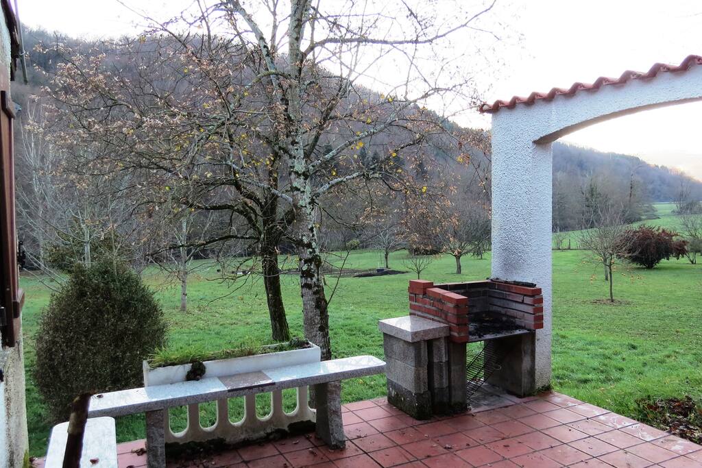 La terrasse découverte avec le barbecue et la vue sur le parc.
