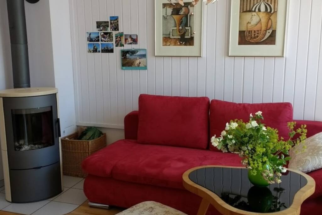Sitzecke mit Holzofen, auf der Ausziehcouch können 2 Personen schlafen, Größe: 144x200cm