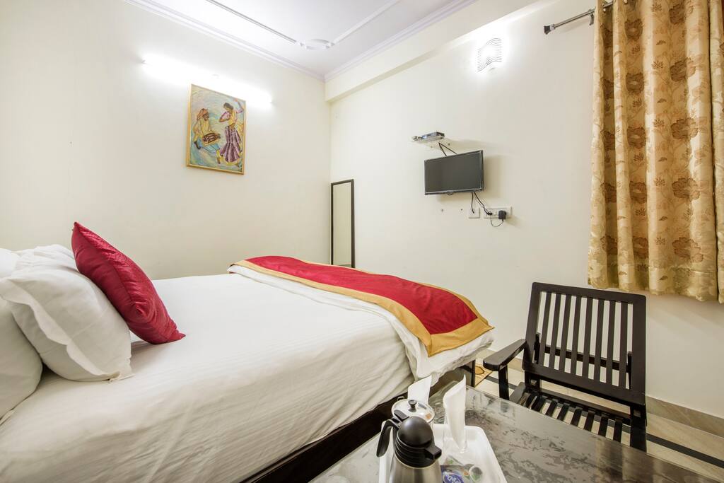 other view of couple bed room(201)