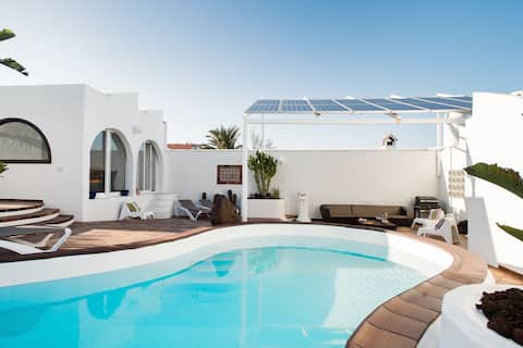 Luxurious balcony overlooking the sea, four bedrooms, free WiFi