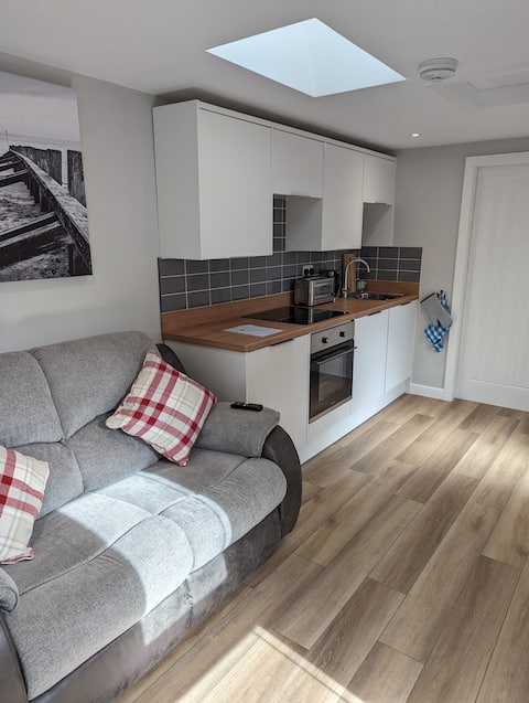 Successful Airbnb property: Annexe Apartment. Extended & Converted Garage in Portobello
