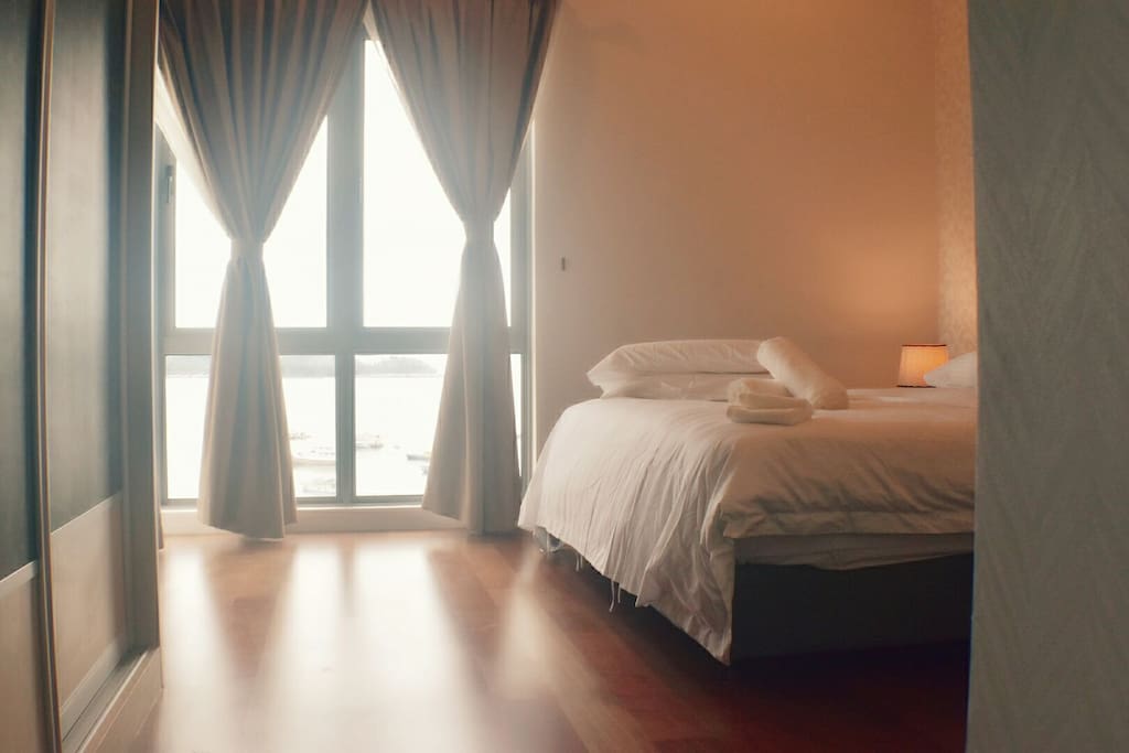 King-size bedroom overlooking the sea.