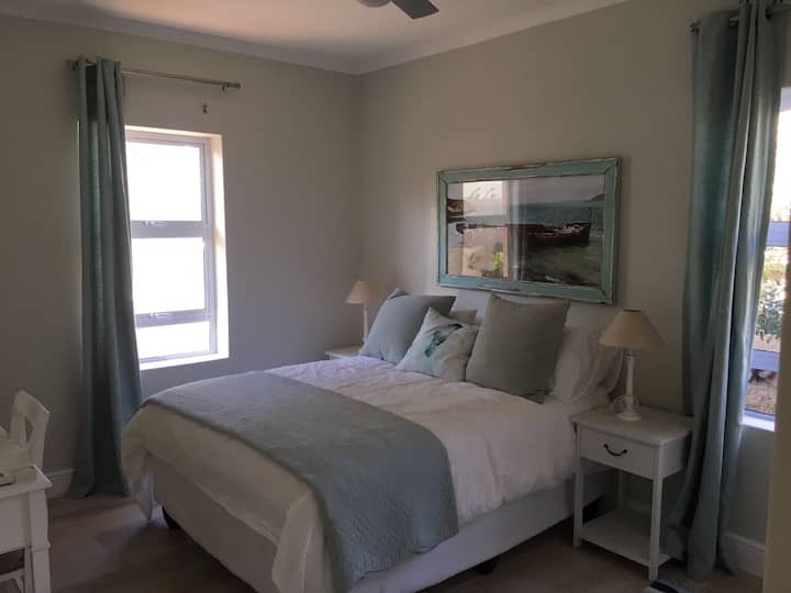 Dormitorio 1, orientado a la montaña