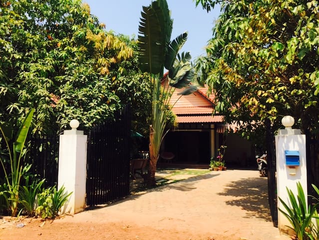 Green Garden House (Free Pick Up)