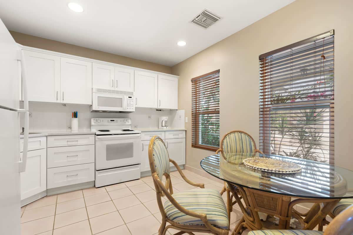 1 bdrm sleeps 3 great rates ground floor pool,