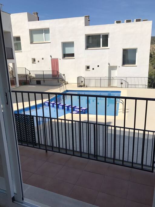 Terraza con vistas a la piscina con acceso desde el salón