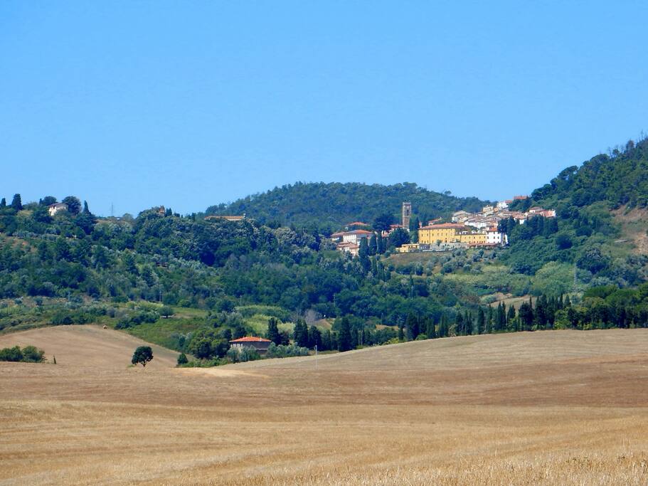 Vista su Gabbro in cui spicca la facciata gialla del complesso residenziale "Fattoria Mirabella" di cui fa parte la "Casina Mirabella"