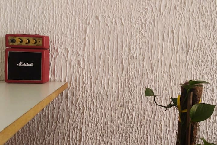 Quarto com ar e vista para terraço na Tijuca