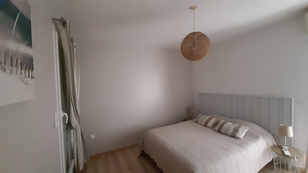 Ზედა ოთახი ( პირველი მარჯვნივ) 
Დეკო: განტვირთვის ატმოსფერო ზღვასთან

Ოთახი აივნით, რომელიც ალბერის მთებს გადაჰყურებს 