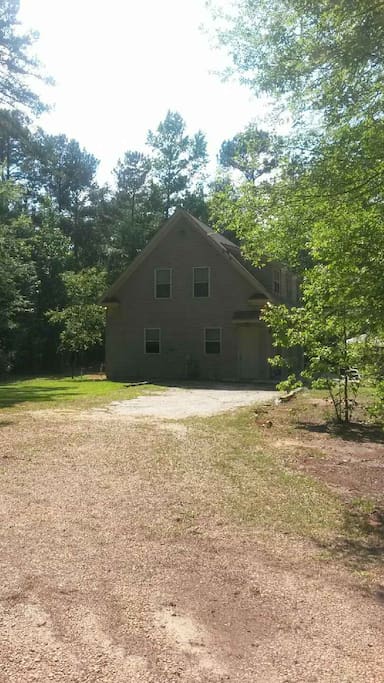 Driveway view as you approach / Parking area