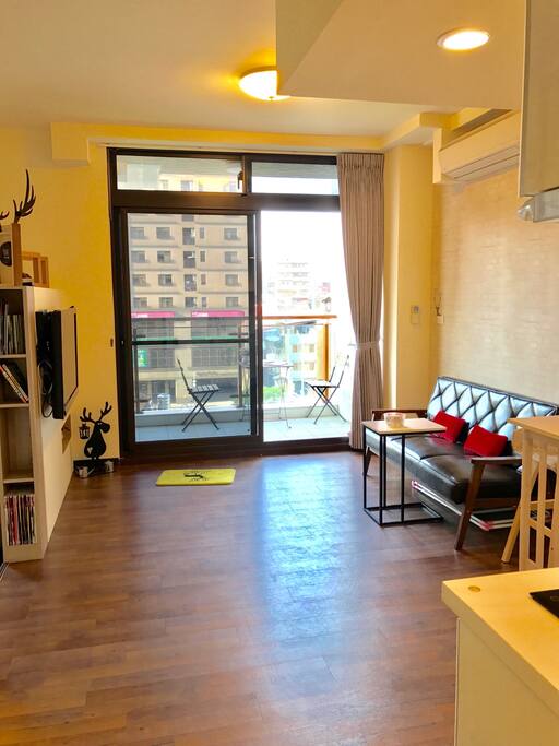 Cozy living room is so wide for you lying or sitting 客廳全景