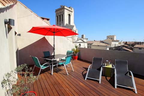 Successful Airbnb property: Charming flat in town centre, big terrace, parking in Nîmes