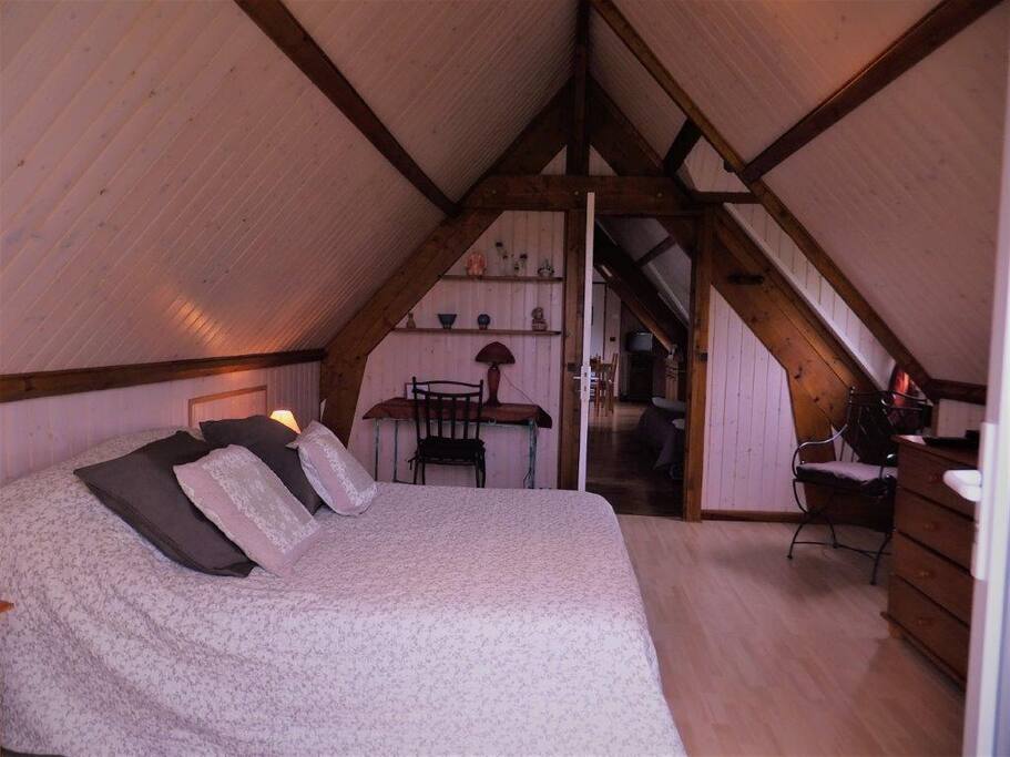 Chambre lit 140 cm, bureau avec WIFI, TV