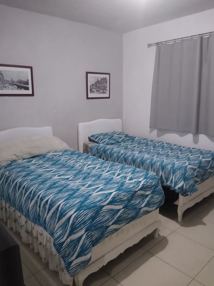 Spavaća soba je otvorena bez vrata. Ima dva odvojena kreveta s kupaonicom.