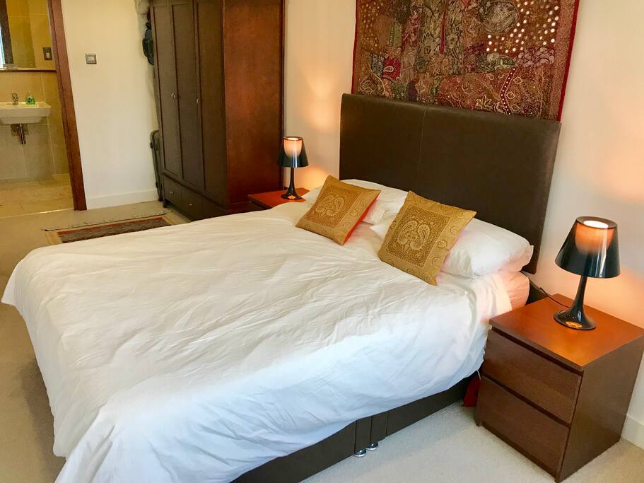 King size (master bedroom, ensuite)