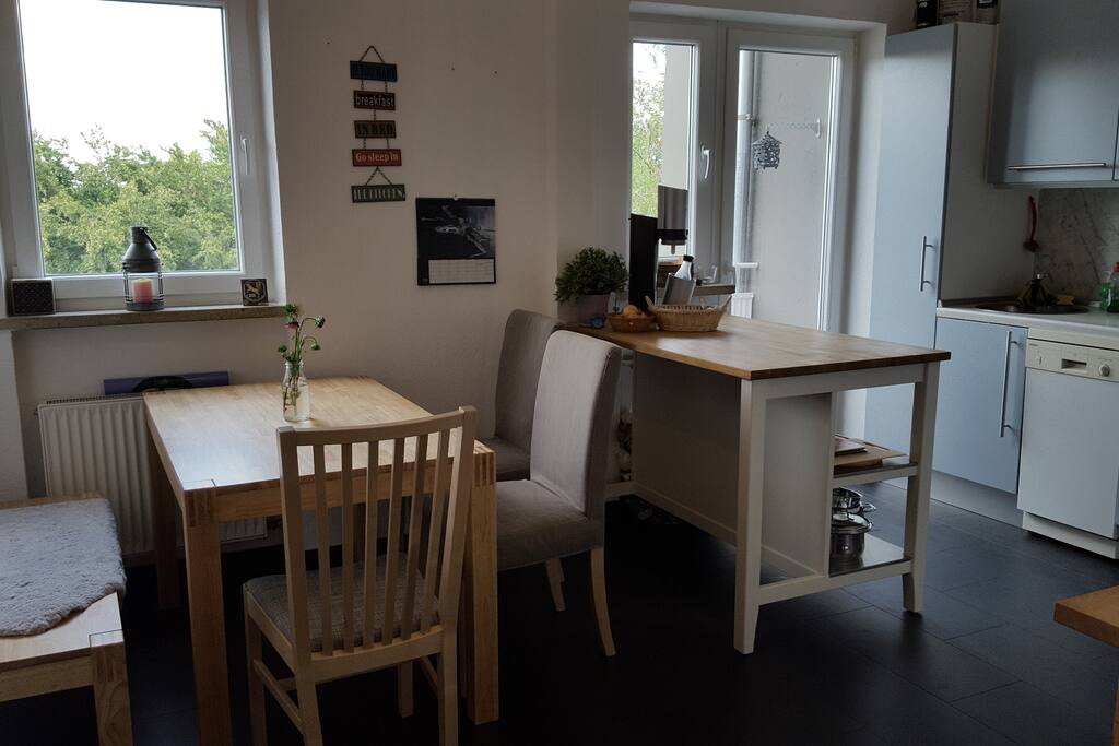 Küche mit Kaffevollautomat und Spülmaschine