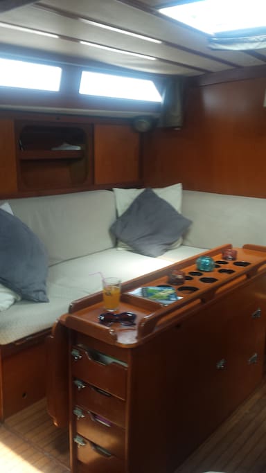 Cockpit central, chaleureux et confortable.