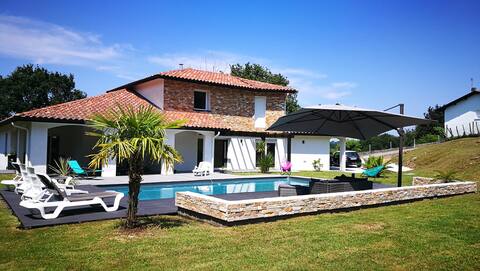 Villa Basque Country between the sea and the mountain