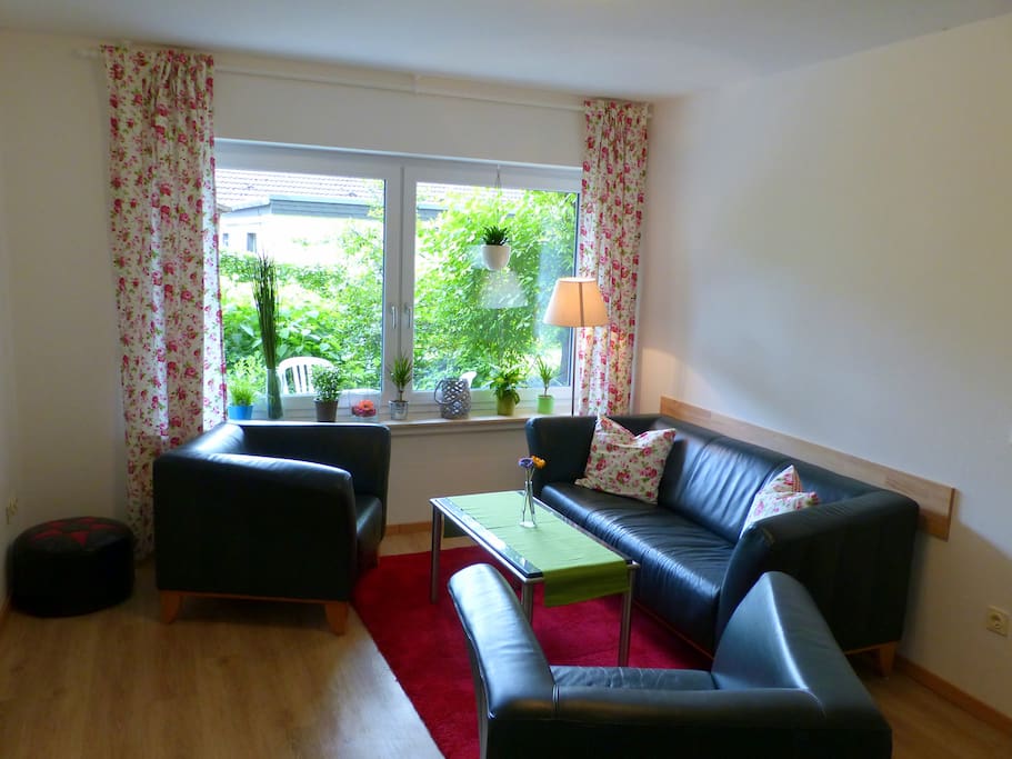 Wohnzimmer mit Blick auf Terasse und Garten