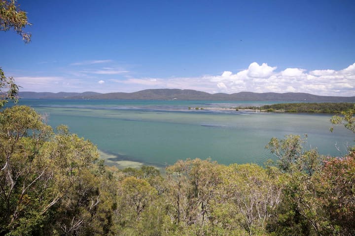 Group Friendly 5 Bed House + Amazing Lake Views gallery image 2