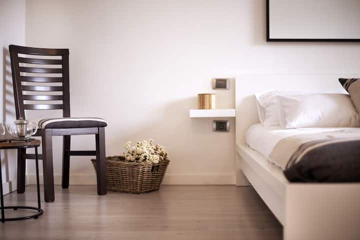 带加大双人床的卧室 