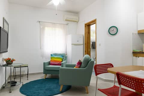 Centrally located 1 bdr apartment with a garden.