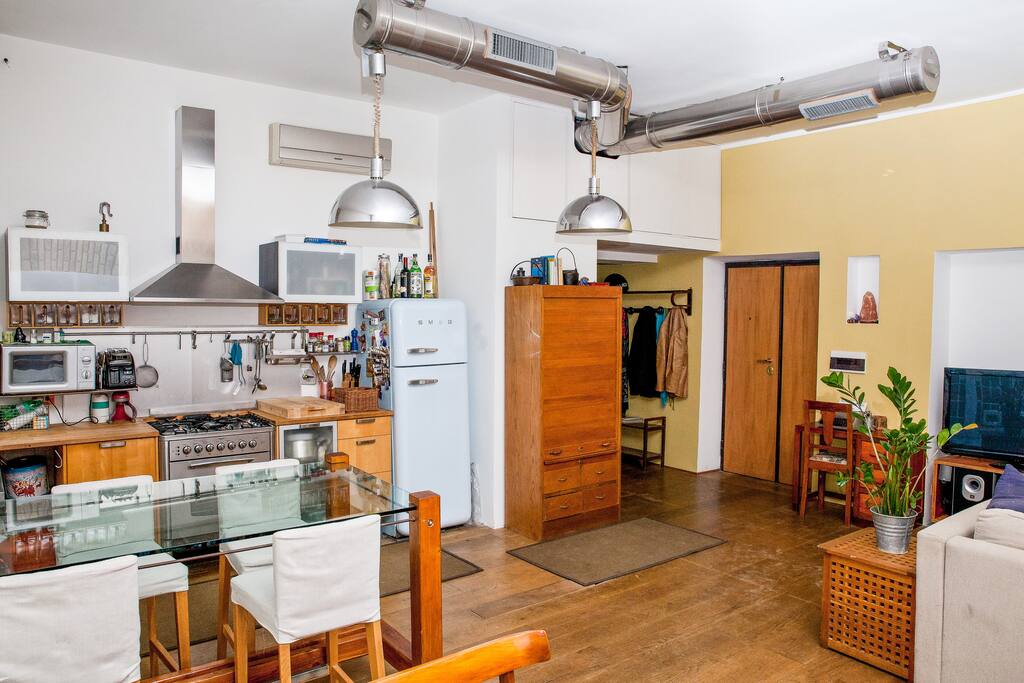 Ingresso, soggiorno e cucina all'americana.