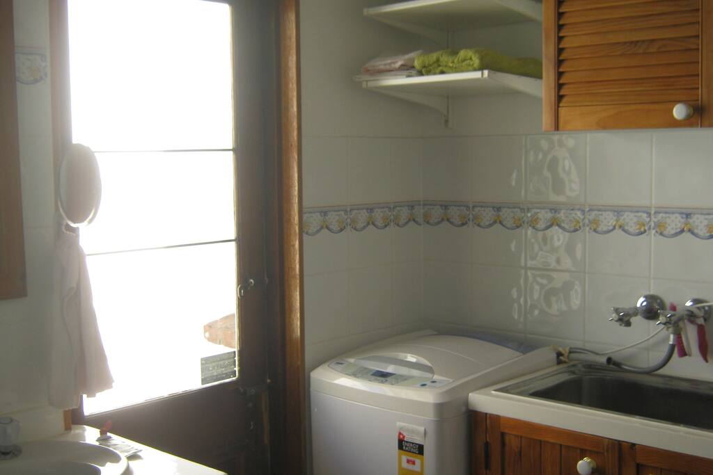 Clean Spacious Laundry