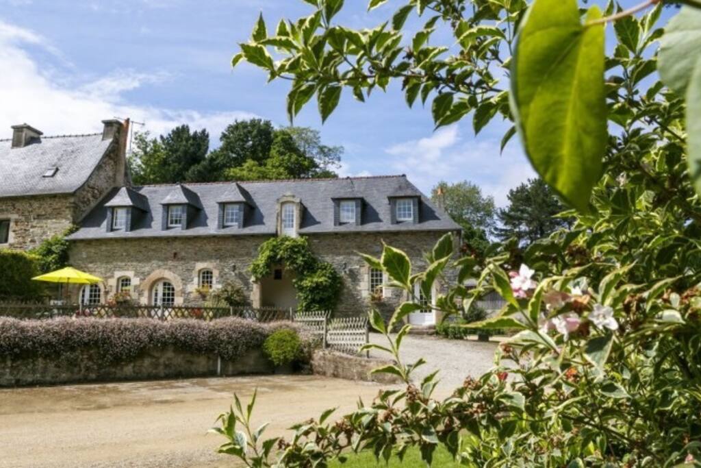 Les deux gîtes avec leur parking vus du jardin
