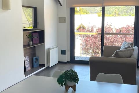 Anuncio de Airbnb popular: Centrally located apartment with garage SMA en Departamento Lácar