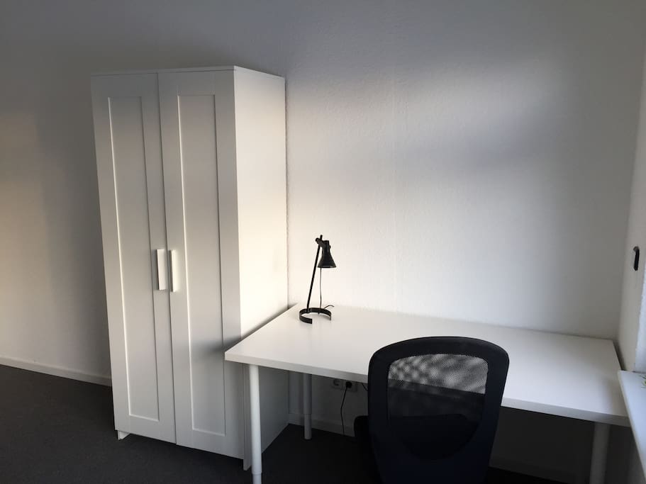 Schreibtisch und Schrank vorhanden.