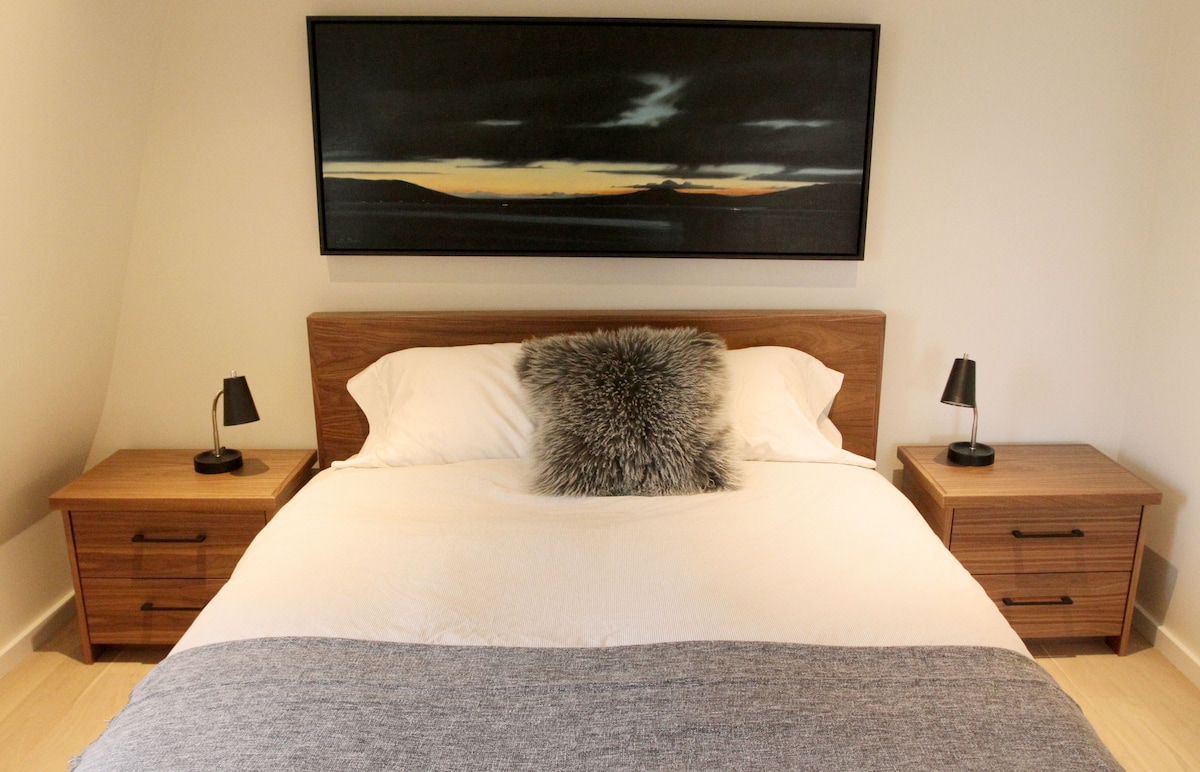 Queen bedroom (off main floor living room)