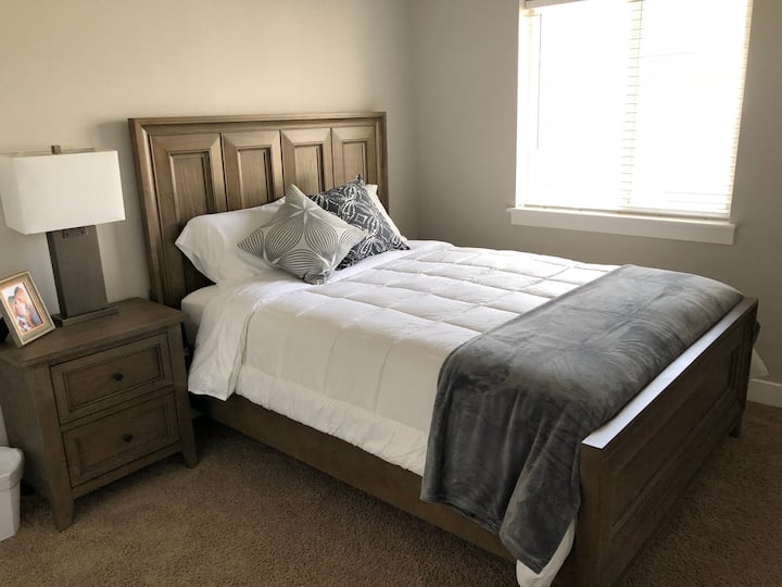 Спалня №2 с двойно легло и скрин в гардероба.