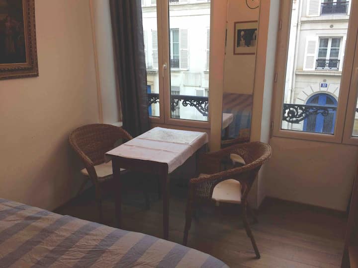 Small new studio near Notre Dame