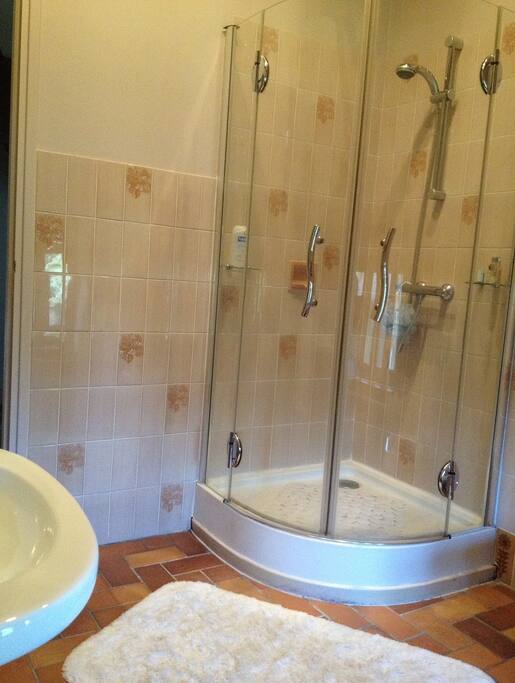 Spacieuse salle de douche