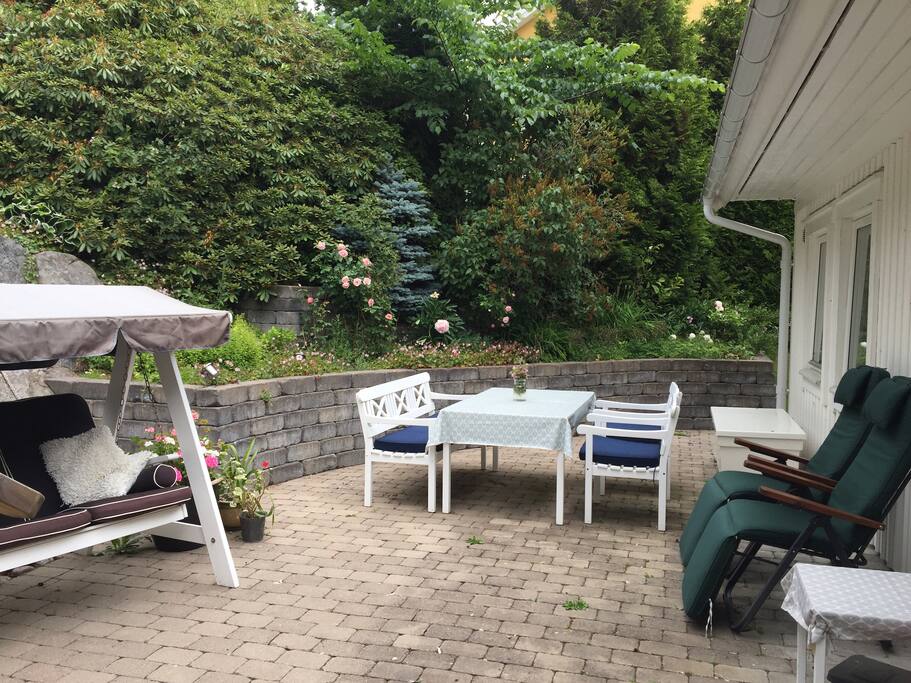 Skyddad uteplats på baksidan av huset