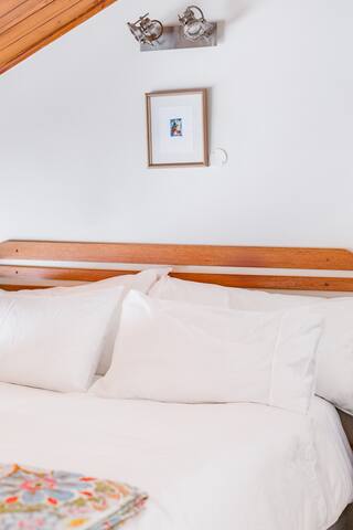 Enchanting Oceanfront Retreat in Clifton gallery image 3