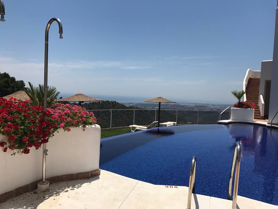 Infinity-Pool with salzwater, sunbeds, parasols and showers (Community pool)