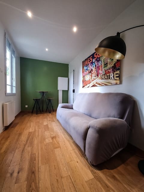 Popular Airbnb listing: Elegant quiet apartment 10 min from Paris center in Clichy