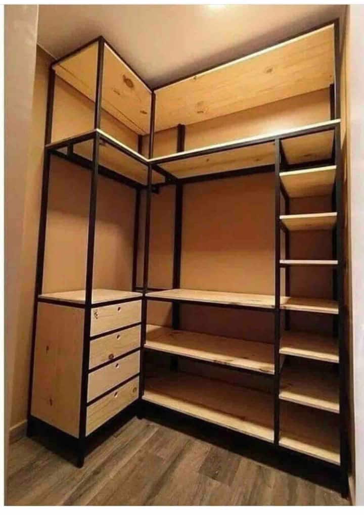 Otvorená šatníková skriňa v druhej izbe/ spálni 