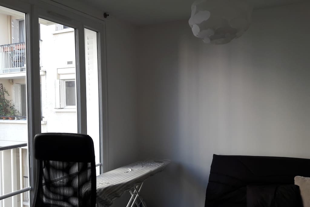 2ème chambre ou bureau (second room or study room)