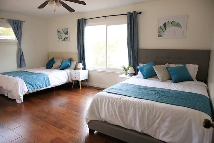 Dormitorio n .º 3 con dos camas tamaño queen y aún queda bastante espacio. 