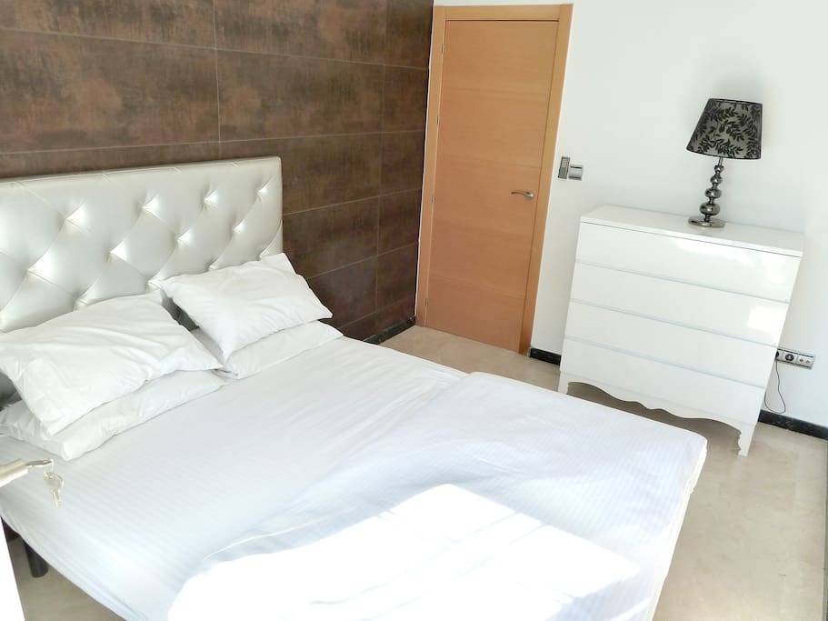 U2: UPSTAIRS BEDROOM 2. This room is beautiful and very luminous – you’ll love to wake up here!