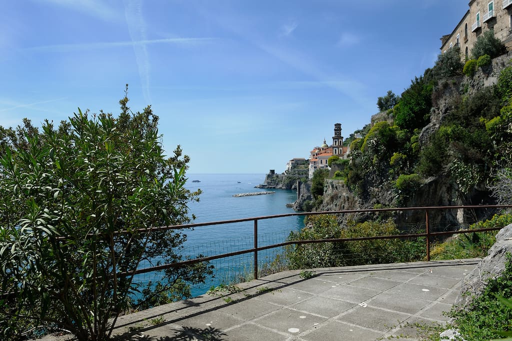 Platform with access to the sea