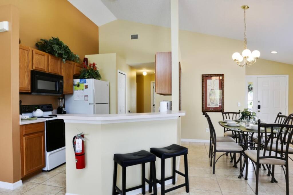 Furniture,Microwave,Oven,Dining Table,Table