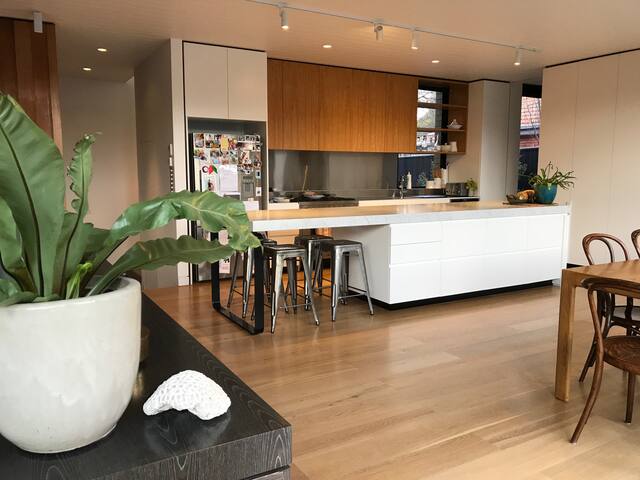 Beachside Light-filled Architectural Home gallery image 5